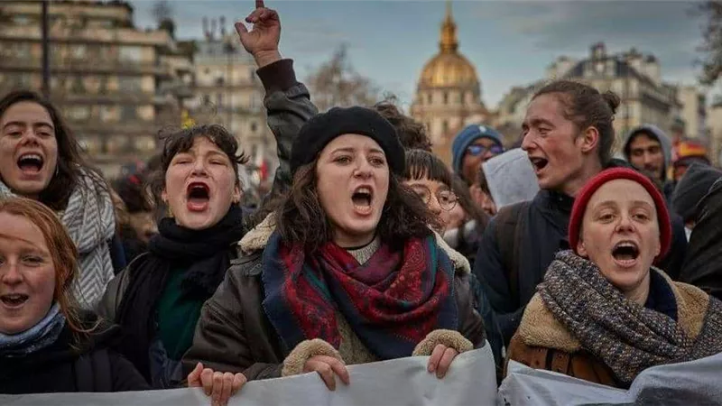 موظفو فرنسا يواصلون إضرابهم ضد 
