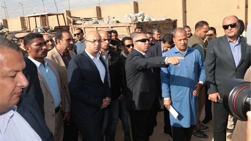يتفقد تطوير طريق 