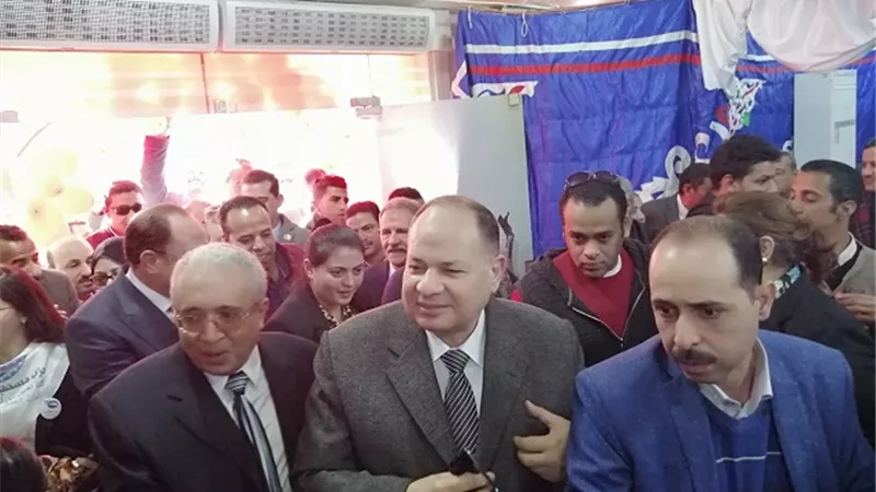 محافظ أسيوط يفتتح معرض ملابس ضمن مبادرة حياة كريمة