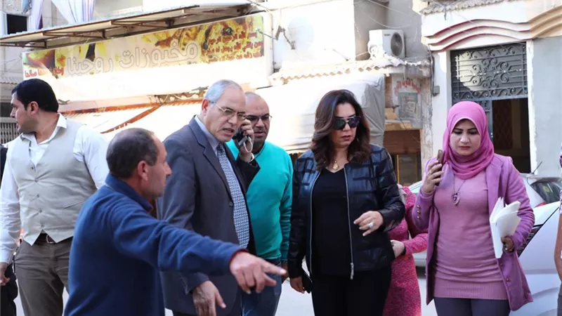 محافظ دمياط تتفقد موقع الهبوط الأرضي المفاجىء بالشارع الحربي