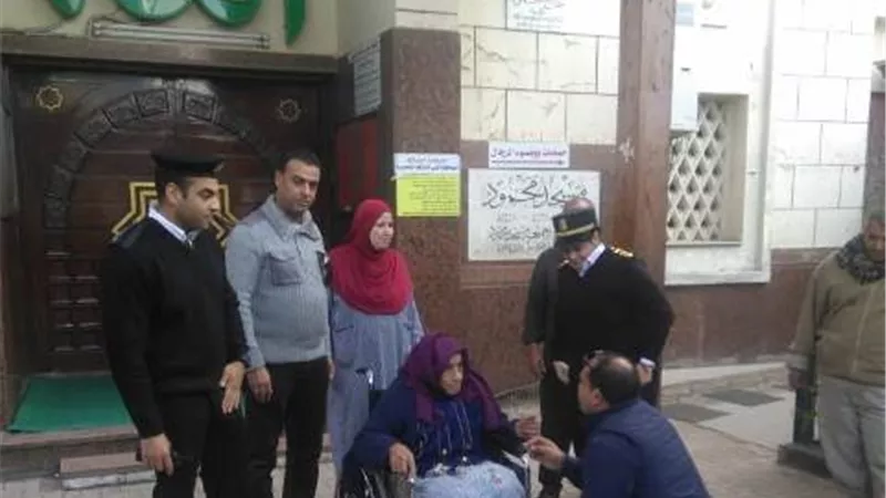 التدخل السريع للتضامن ينقذ مسنة من الشارع وينقلها لمستشفى لعلاجها