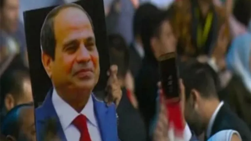 شاهد ... صور الرئيس السيسي وأعلام الدول تزين قاعة الجلسة الختامية لـ منتدى شباب العالم فى شرم الشيخ