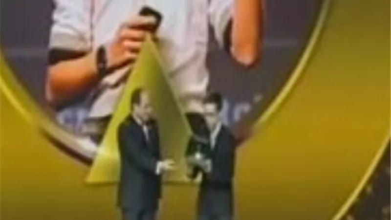السيسي يكرم طفل مصاب بالتوحد عمل على مشروع للذكاء الاصطناعى