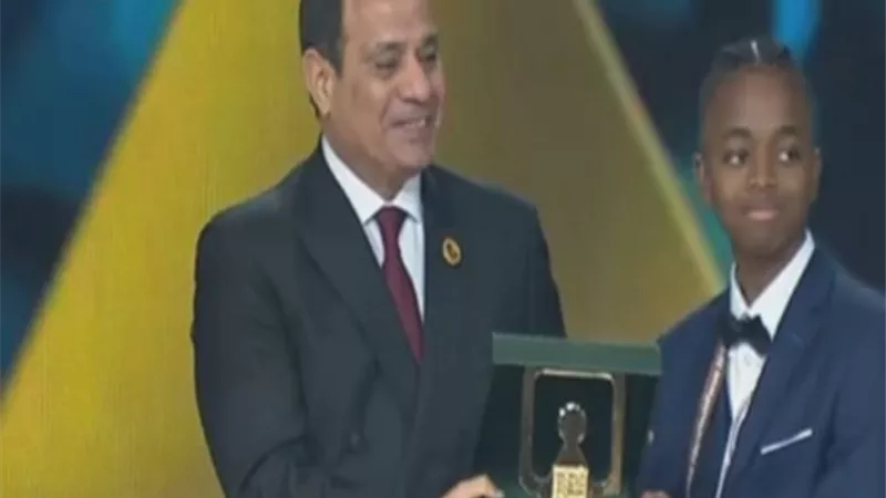 الرئيس السيسي يكرم مجموعة من شباب العالم المتميزين في ختام المنتدى