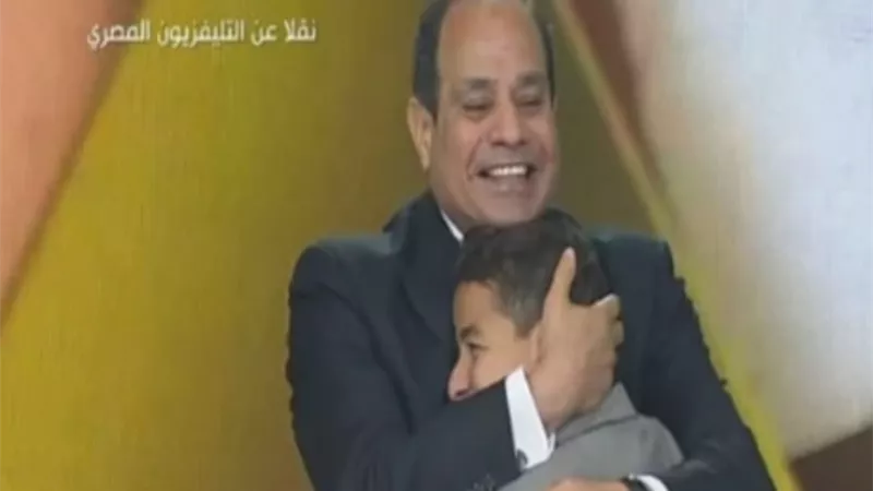 الرئيس السيسي يحتضن الطفل زين قاهر السرطان ويهديه درع منتدى شباب العالم...صور
