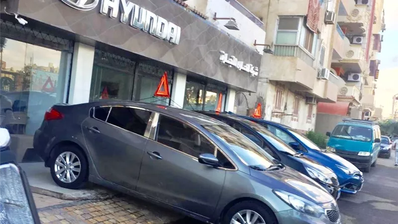 معارض السيارات بالاسماعيلية استولت على الارصفة والشوارع