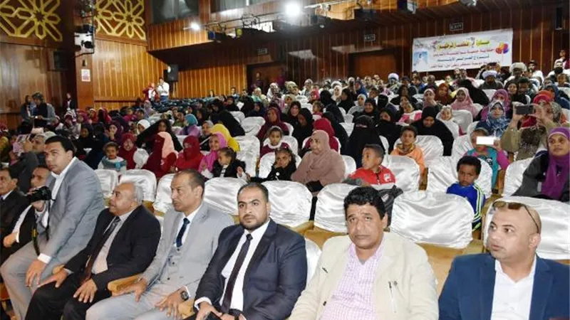 محافظ أسوان يوزع شيكات لتجهيز 50 عروسة تحت شعار هنكمل فرحتهم.. بالصور