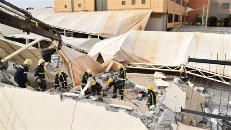 مقتل وإصابة 4 اشخاص في انهيار سور لجامعة المعرفة بالرياض