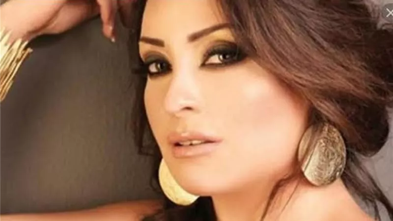بالصور : نيرمين الفقى تستعد لكريسماس مع الاحمر