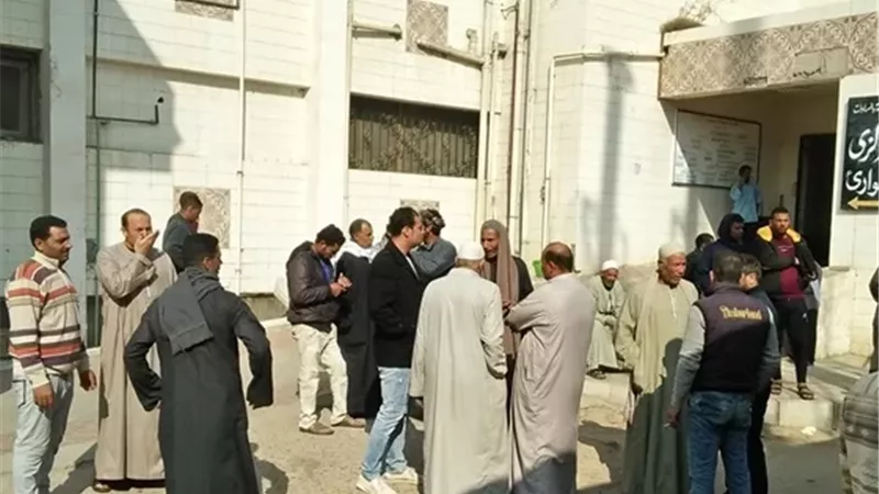 وصول أهالي ضحايا حادث المنوفية لمستشفى السادات لاستلام جثث ذويهم