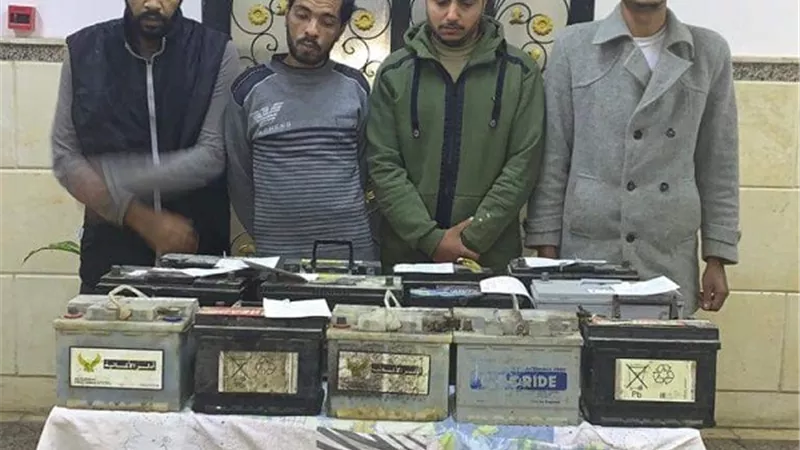 القبض علي لصوص ال٢٨ بالاسماعيلية .. يستولون علي البطارية والكوتشات فقط