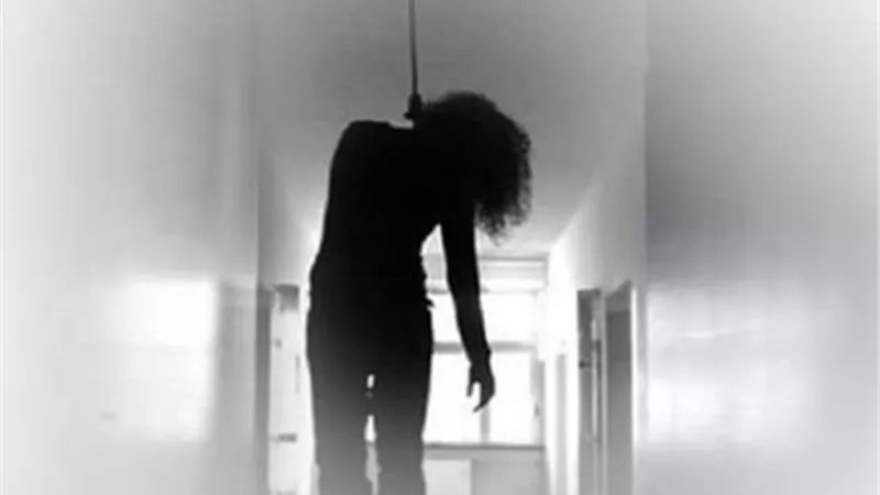شنقت نفسها بحبل على سطح منزلها.. والسبب غريب