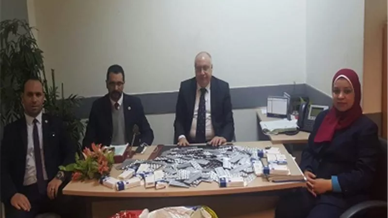 ضبط راكب حاول تهريب 156 شريط حبوب حول جسده بالمطار