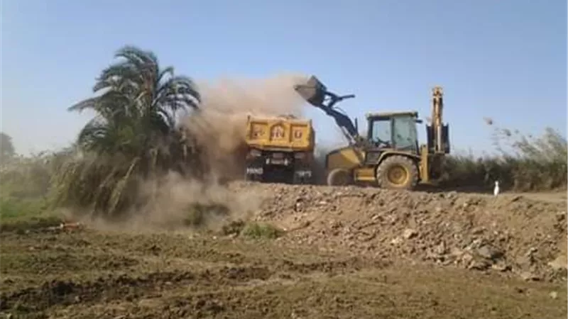 رفع 4 طن من القمامة والمخلفات لفتح الطريق الدائرى بإدفو والحد من الحوادث المرورية
