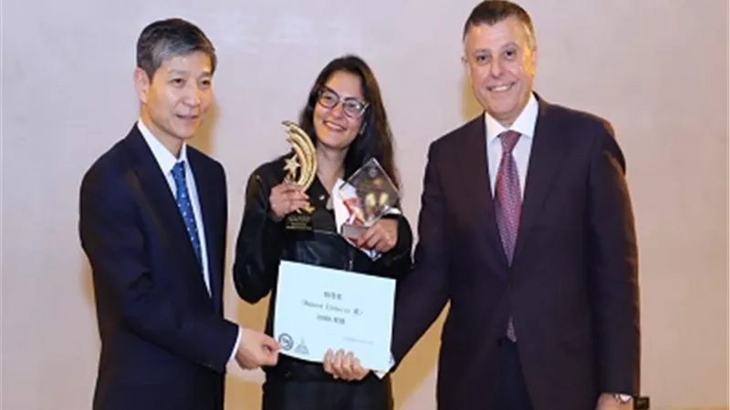 رئيس جامعة عين شمس والسفير الصيني يسلمان جائزة وحيد العبيسي في الترجمة