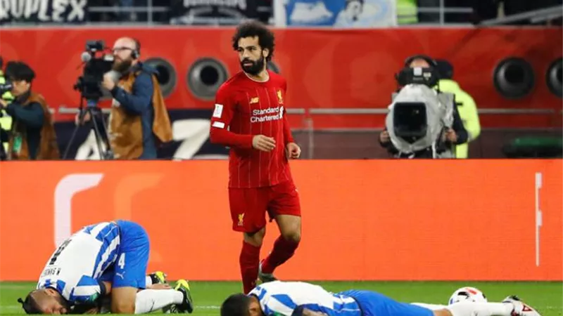 شاهد.. صلاح يهدي قميصه إلى إحدى الفتيات بين شوطي مباراة ليفربول ومونتيري