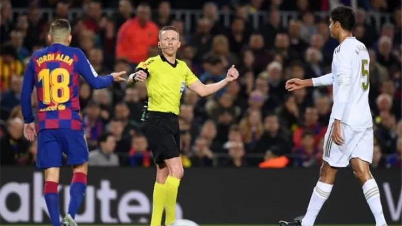 خبير: الحكم حرم ريال مدريد من ركلة جزاء مستحقة أمام برشلونة