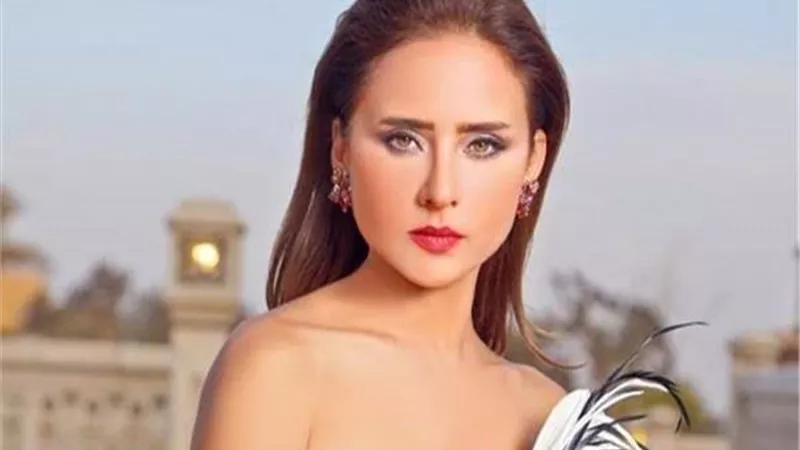 نيللي كريم تكشف قصة زواج والديها