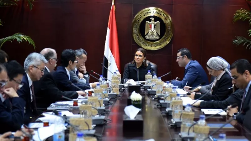 وزيرة الاستثمار تتابع مع «تويوتا تسوشو» اليابانية تصنيع 240 ألف ميني باص بالغاز الطبيعي
