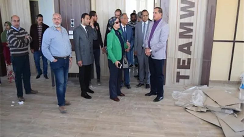 وفد من وزارة الاتصالات يزور معهد 