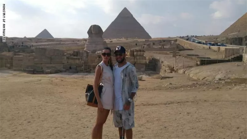 نجم المنتخب البرازيلي وزوجته يزوران المواقع الأثرية المصرية