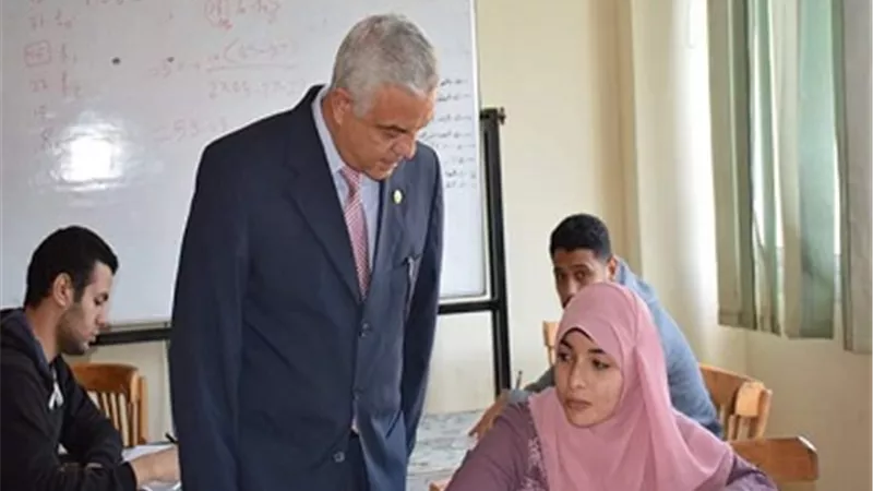 رئيس جامعة المنوفية يتفقد الاختبارات العملية بالتربية النوعية