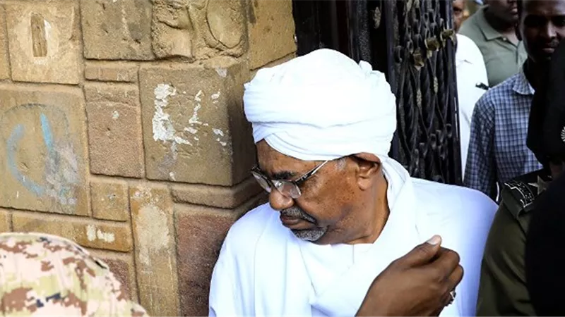 الجنائية الدولية تطالب بمحاكمة البشير في لاهاي أو السودان