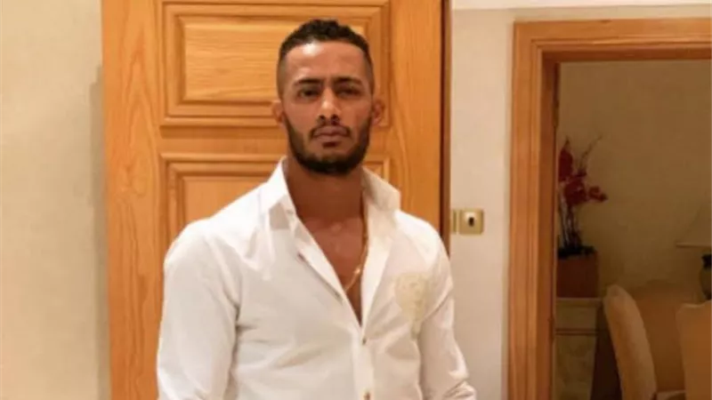 مؤلف اغانٍ يشن هجوماً حاداً على محمد رمضان بسبب 