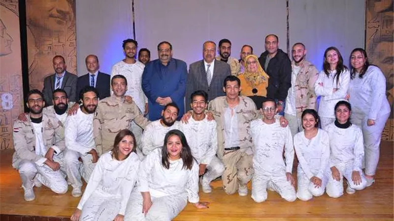 سكرتير أسيوط يشهد العرض المسرحي 