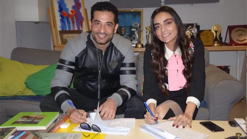 بالصور.. سارة الطباخ توقع مع عمرو سعد