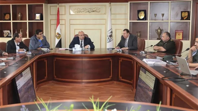 محافظ بني سويف يواصل متابعة تطوير كورنيش النيل