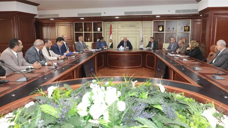 محافظ بني سويف يجتمع مع مستثمري كوم أبوراضي