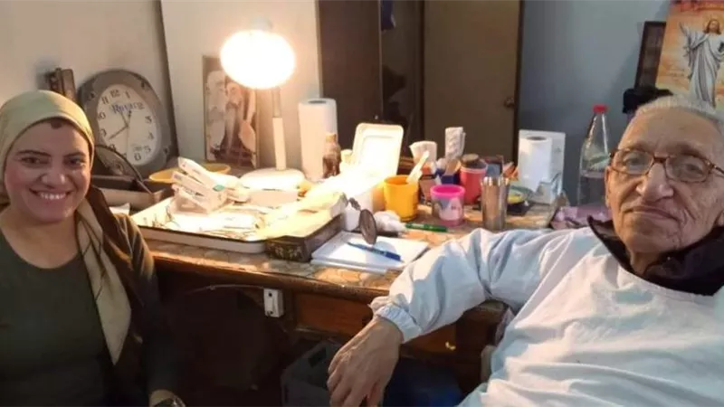 طبيب الغلابة في الإسماعيلية كشفي 10 جنيهات وعمري 80 عاماً ومكسبي بيت في السماء.. فيديو وصور