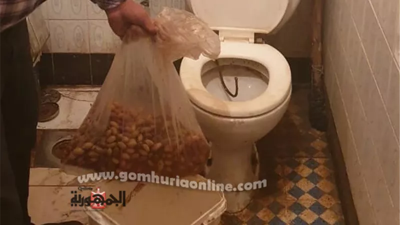 ضبط مخلل أثناء تصنيعه بدورة مياه أحد المحلات بإدكو .. صور