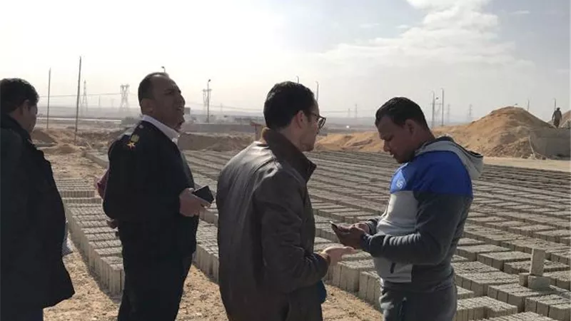 إزالة 3 مصانع وضبط 4 تكاتك فى مدينة بدر بالتعاون مع شرطة التعمير.. بالصور