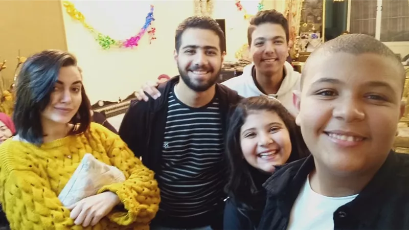 يوسف فرج يحتفل بعيد ميلاده بحضور أصدقائه في 