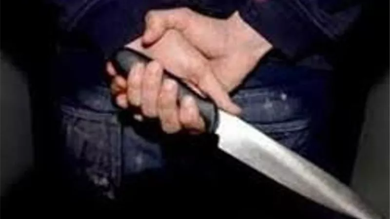 قتل ابنه الرضيع وطعن زوجته الشابة.. والسبب 