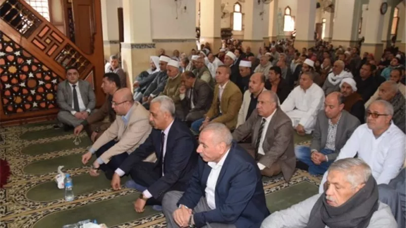 محافظ بني سويف يصلي الجمعة في سمسطا.صور