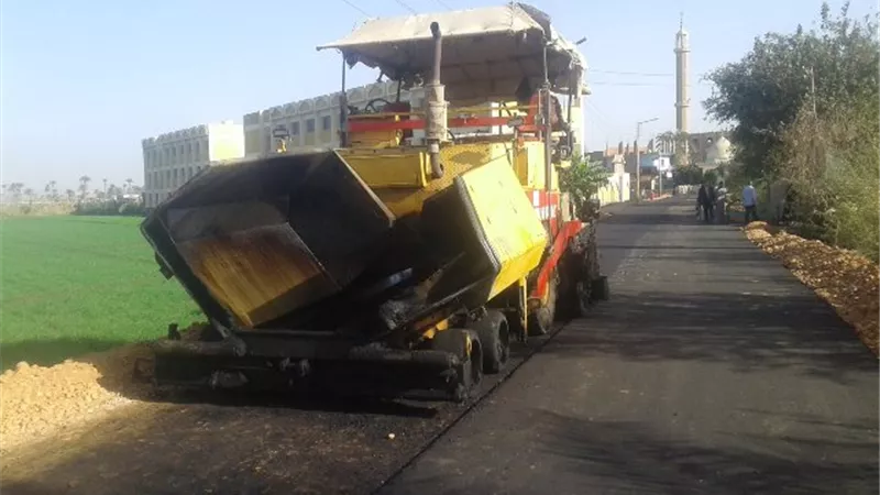 محافظ أسيوط: رصف طرق القوصية لتحسين شبكة النقل الداخلية.صور