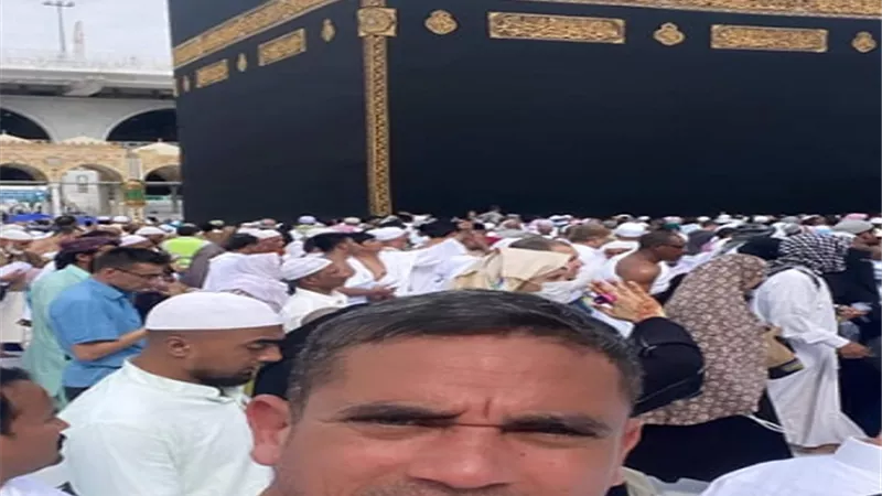 شاهد.. أمير كرارة يؤدى مناسك العمرة