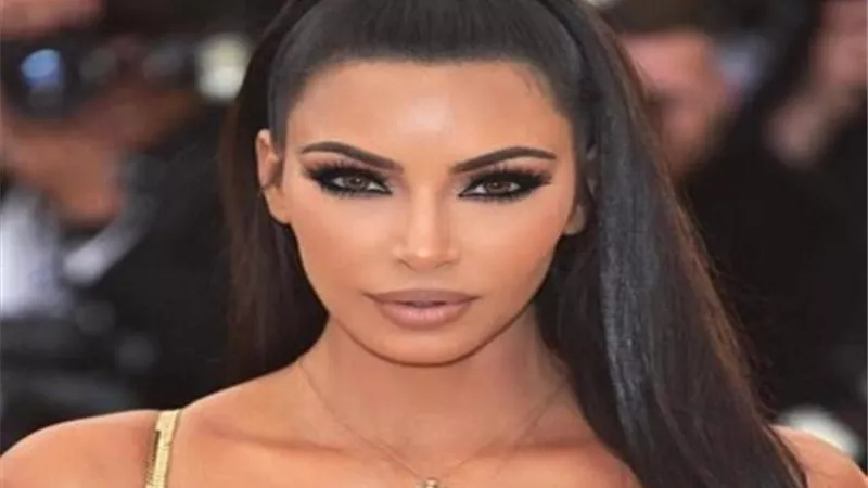 كيم كارداشيان تشعل السوشيال ميديا بإطلالة جديدة.. صور