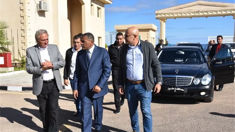 محافظ مطروح يتفقد أعمال تطوير الطرق ومحطات المياه ..صور
