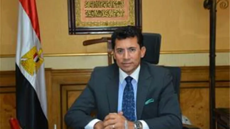 وزير الرياضة يهنئ إيهاب عبد الرحمن بعد رفع الإيقاف عنه وخوضه المنافسات المؤهلة لطوكيو 2020