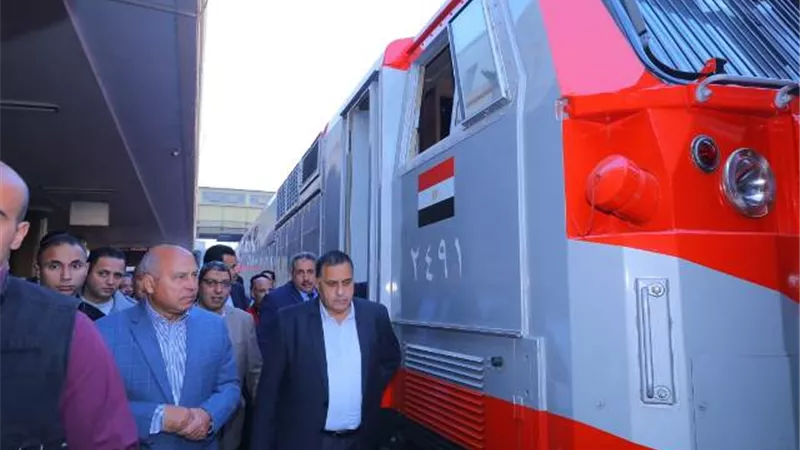 تشغيل احد جرارات جنرال اليكتريك الجديدة بخط القاهرة / اسوان