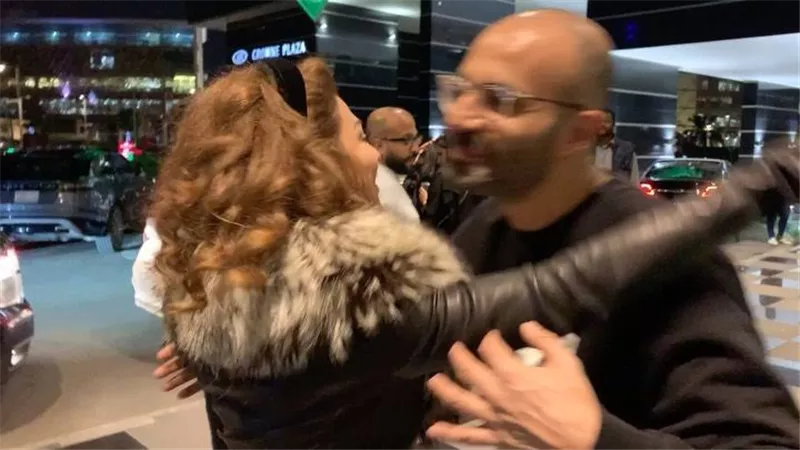 بالفيديو: فنانة مشهور تثير الجدل مع رجل فى السعودية