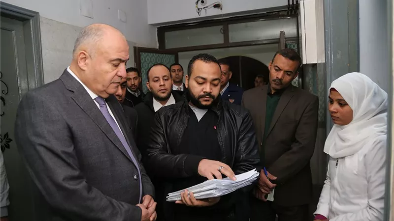جولة مفاجئة لمحافظ قنا بمستشفي الحميات