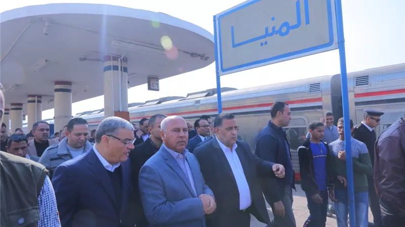 وزير النقل يتفقد محطة قطارات المنيا لمتابعة مستوى الخدمة ..صور