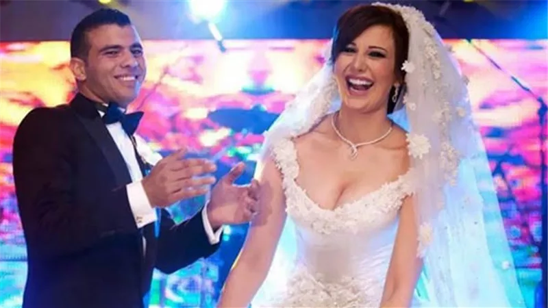 بالصور : زوجة عماد متعب تشعل السوشيال ميديا