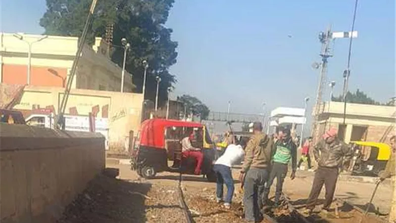 بالصور : بدء صيانه خطوط السكك الحديدية بمزلقان السنطة عقب خروج جرار قطار 