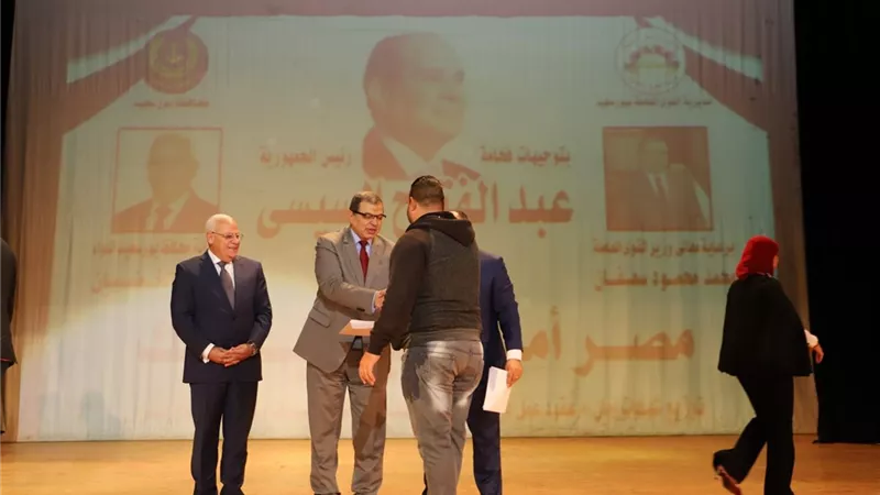 سعفان والغضبان يسلمان 556 شهادة أمان للعمالة غير المنتظمة ببورسعيد